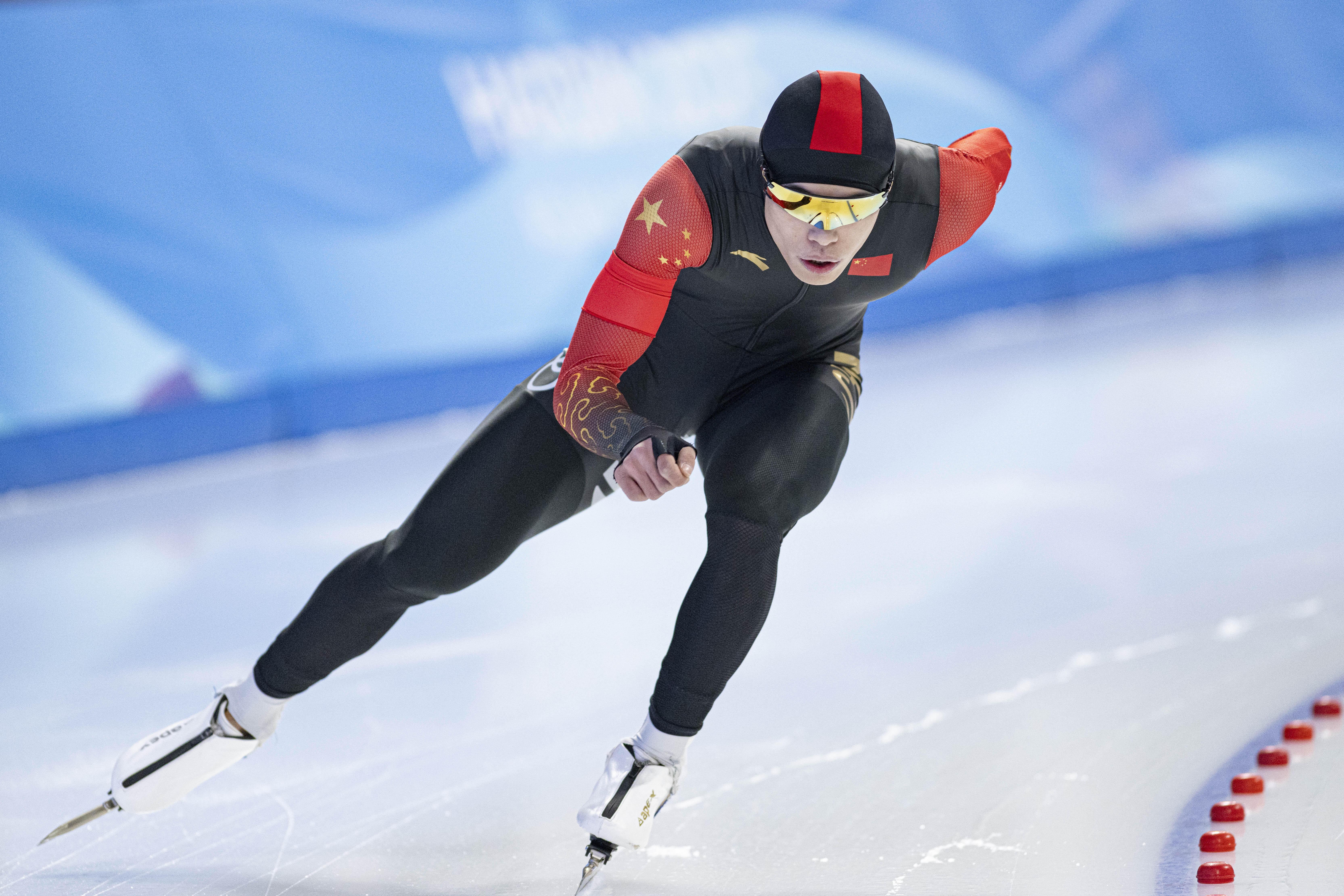 开云体育APP下载-速度滑冰比赛选手倒地,感人瞬间的简单介绍