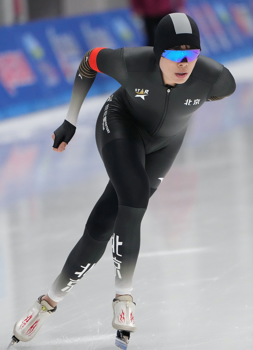 速度滑冰比赛选手倒地,感人瞬间的简单介绍 速度滑冰比赛选手倒地,感人瞬间的简单介绍