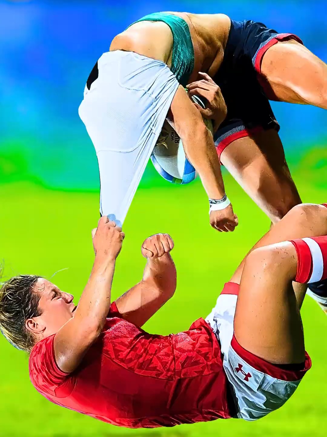 比试激烈:女子足球队员一决胜负的简单介绍 比试激烈:女子足球队员一决胜负的简单介绍